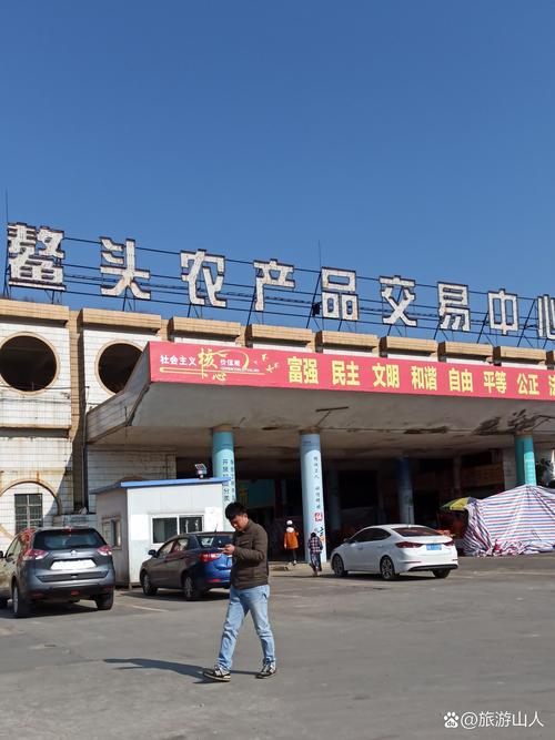 市场内商品种类繁多,包括茶叶,水果,蔬菜,禽畜,山货,农具,日